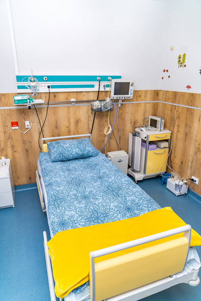 Пустой госпиталь современное отделение с удобной кроватью. Никому не нужна помощь. - Фото, изображение