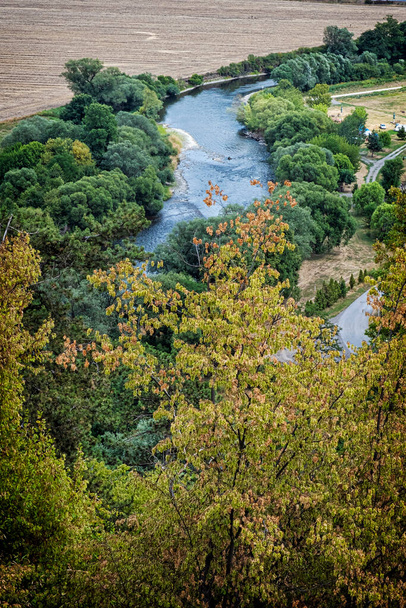 Uitzicht vanaf Reviste kasteel, Slowaakse Republiek. Reisbestemming. Seizoensgebonden natuur. - Foto, afbeelding