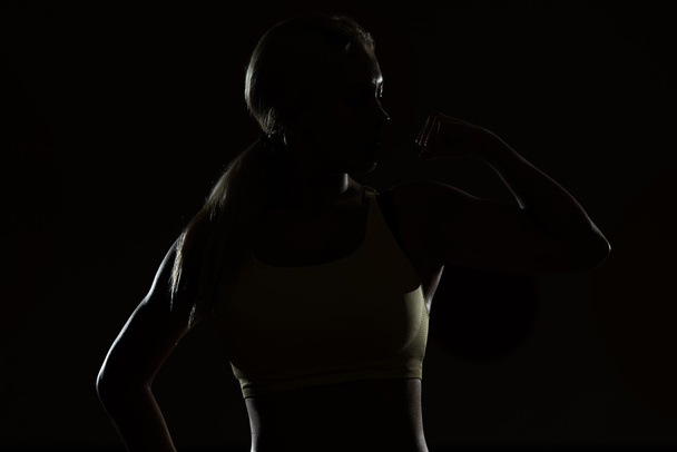 Vrouwen pronken haar Biceps - Foto, afbeelding