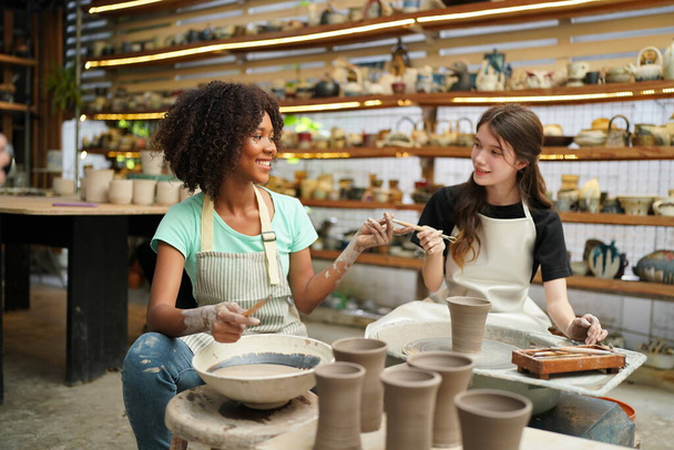 Jovens garotas mão oleiros fazendo vaso de barro na oficina de cerâmica, empresário.  - Foto, Imagem
