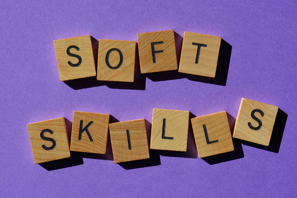 Soft Skills, Wörter in Buchstaben aus Holz, isoliert auf violettem Hintergrund - Foto, Bild