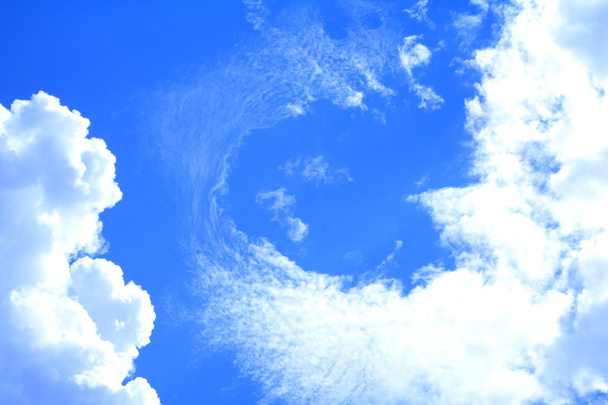 Foto na oblohu s beztvará bílá oblaka - Fotografie, Obrázek