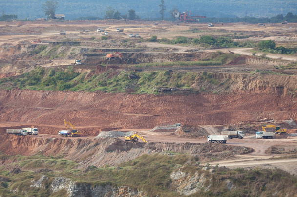 Погрузка железной руды на большой самосвал
 - Фото, изображение