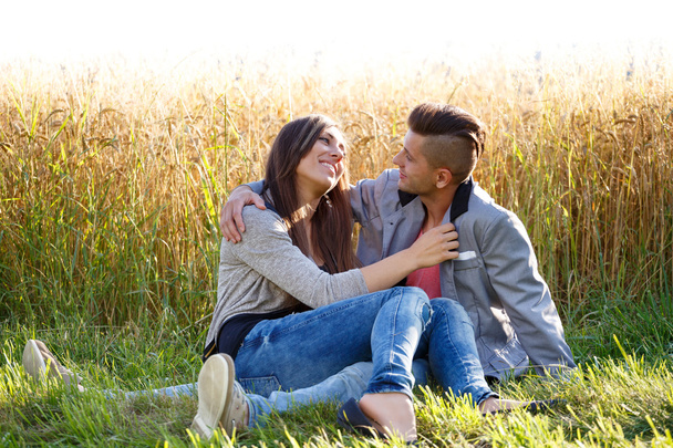 Feliz casal jovem sorridente ao ar livre. conceito valentine
 - Foto, Imagem