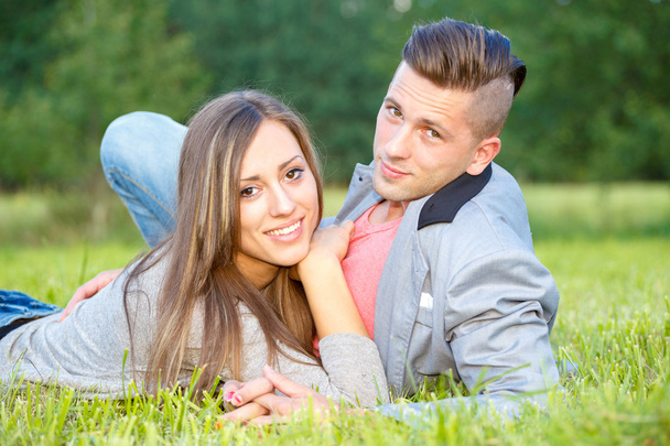 Feliz casal jovem sorridente ao ar livre. conceito valentine
 - Foto, Imagem