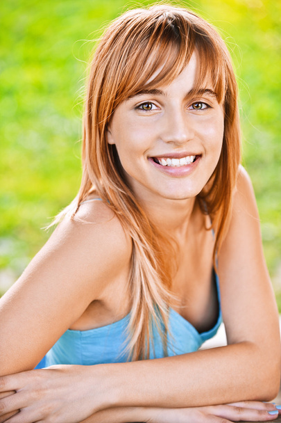 Portrait of young smiling woman - Foto, imagen