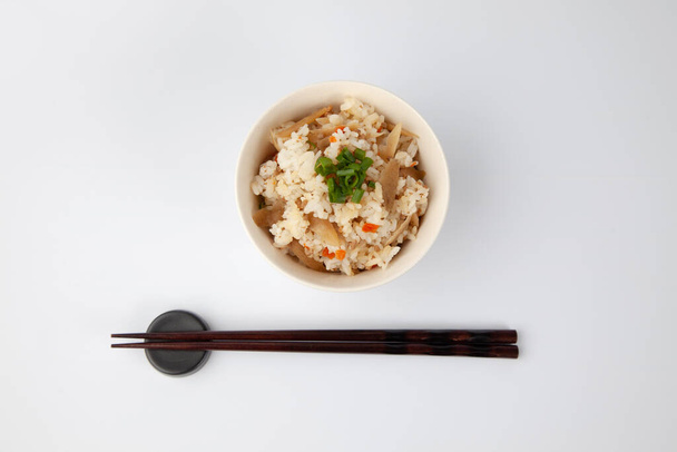 Japoński ryż zmieszany z kurczakiem zbliżenie izolowane na białym tle - Zdjęcie, obraz