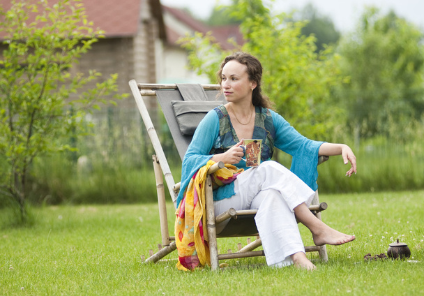 jonge vrouw ontspannen over aard - Foto, afbeelding