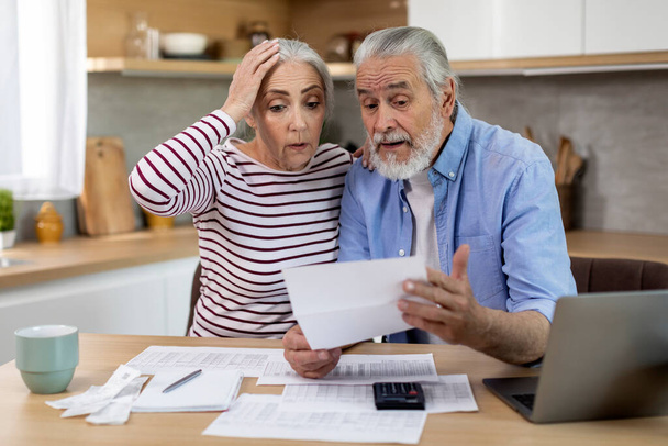 Budget Crisis. Shocked Elderly Spouses Checking Financial Documents At Home, Stressed Senior Couple Reading Loan Papers, Suffering Troubles With Family Economy, Closeup Shot With Free Space - Foto, Imagem