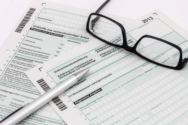 Formulář přiznání daně z příjmu s kuličkového pera a brýle - Fotografie, Obrázek