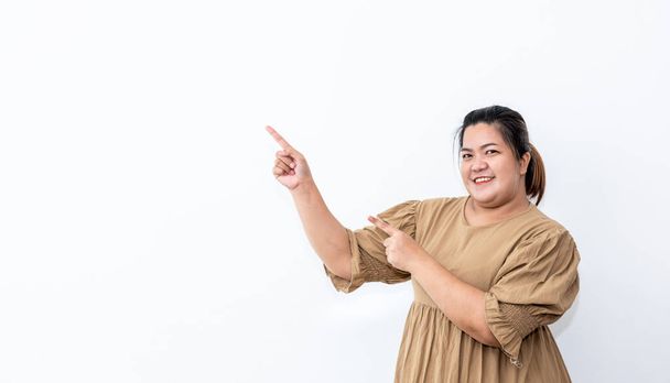 Portrait images of Asian fat woman She is smiling brightly, Show inviting gestures of advertisements, On white background, to people and advertising concept. - Fotoğraf, Görsel
