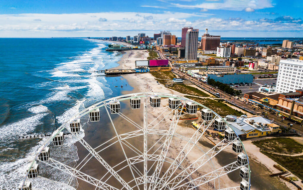 Atlantic City vízvonal antennája a nagy óriáskerékkel. AC egy turisztikai város New Jersey híres a kaszinók, sétányon, és strandok az USA-ban - Fotó, kép