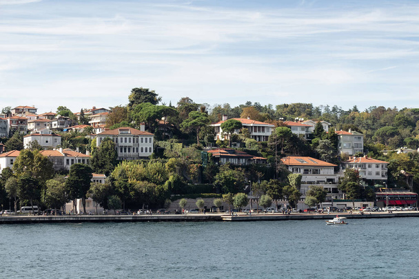 View of a neighborhood called Emirgan by Bosphorus on European side of Istanbul. It is a sunny summer day. Beautiful travel scene. - Foto, Imagen