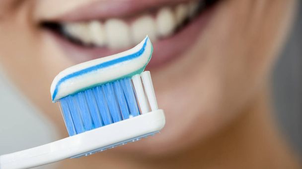 fiatal nő fogat mos  - Fotó, kép