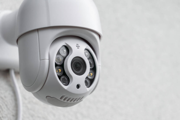 Bezpečnostní kamerová kamera v kancelářské nebo prodejní budově pro ochranu proti zlodějům, zblízka kopírovacím prostorem - Fotografie, Obrázek