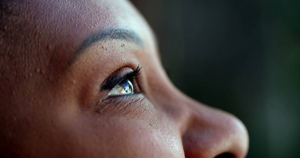 Persona africana ojos mirando al cielo con ESPERANZA y FE, felicidad espiritual - Foto, imagen