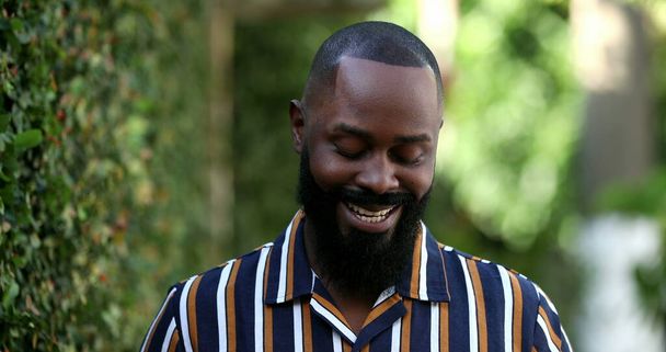 Feliz africano negro parado afuera sonriendo - Foto, Imagen