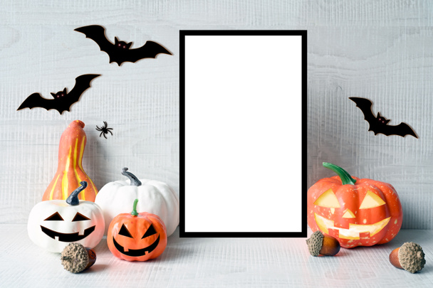 Halloween decoraties op pastelgrijze achtergrond. Halloween concept. Pompoen, vleermuis en spin. - Foto, afbeelding