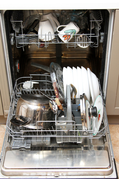 a piszkos edényeket megnyitott mosogatógép - Fotó, kép