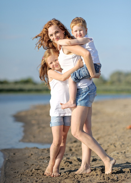 Mãe com filho e filha no verão natureza
 - Foto, Imagem