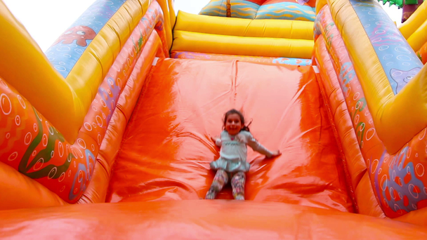 junges Mädchen hat Spaß auf aufblasbarem Spielplatz - Filmmaterial, Video