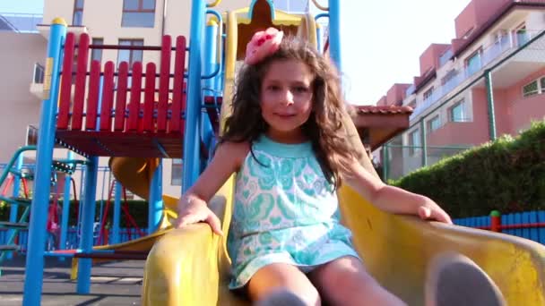 junges Mädchen hat Spaß auf einer Rutsche - Filmmaterial, Video