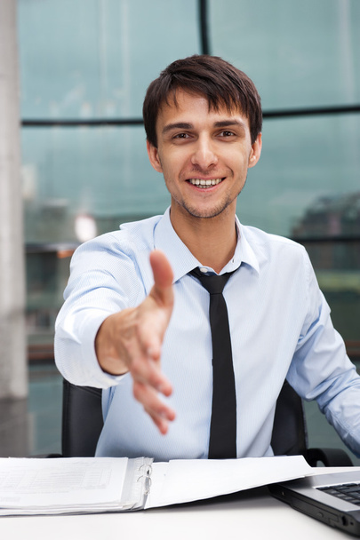 Счастливый зрелый бизнесмен предлагает приветливую руку
 - Фото, изображение