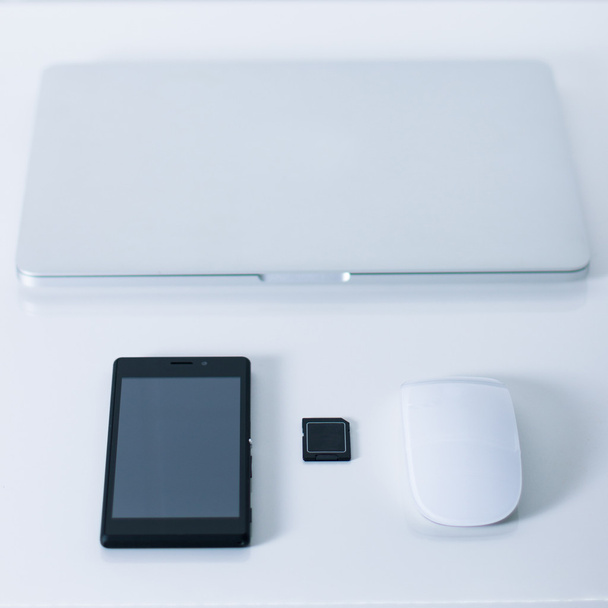 Ανοιχτό laptop με μαύρη smartphone, αναγνώστη καρτών μνήμης, κάρτας και - Φωτογραφία, εικόνα