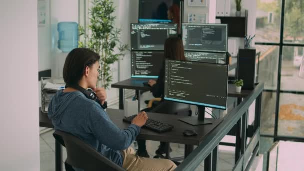 アジアのソフトウェアエンジニアは、サーバーコードでセキュリティプログラムに取り組み、コンピュータ画面にシステム情報を入力します。データベースプログラマはアルゴリズムでコードを書く言語. - 映像、動画