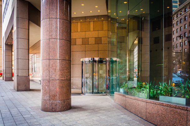 Entrance to a modern building in downtown Baltimore, Maryland. - Foto, imagen