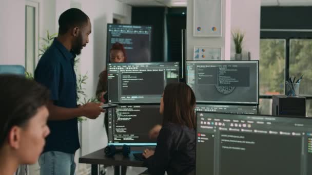 Mężczyzna programista wpisując kod aplikacji uczenia maszynowego na komputerze, siedzi przy biurku w biurze big data. Programista w chmurze pracujący nad systemem baz danych ze skryptem html. - Materiał filmowy, wideo
