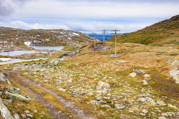 Pilones de transmisión de electricidad, líneas eléctricas torres de alto voltaje en montañas noruegas. Sognefjellet paisaje. - Foto, Imagen