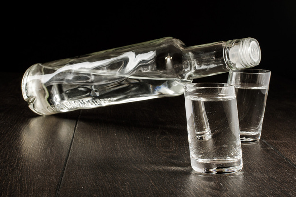 Colpi di vodka storti concetto ubriaco
 - Foto, immagini