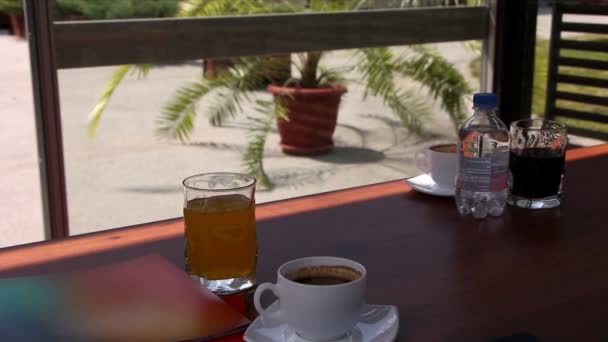 Schatten auf einem Tisch mit Getränken, der das sich öffnende Dach eines Pavillons zeigt - Filmmaterial, Video