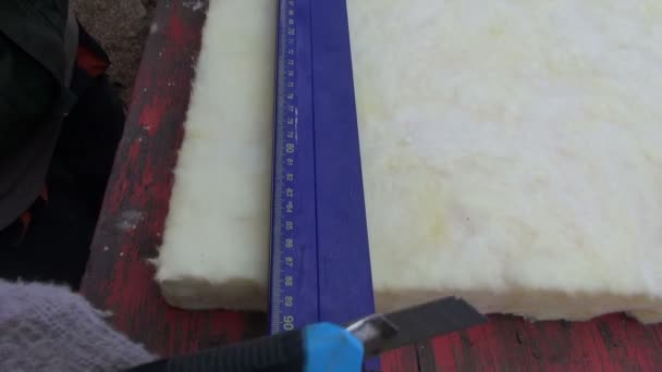 Medida del trabajador y corte material aislante lana de roca
 - Metraje, vídeo