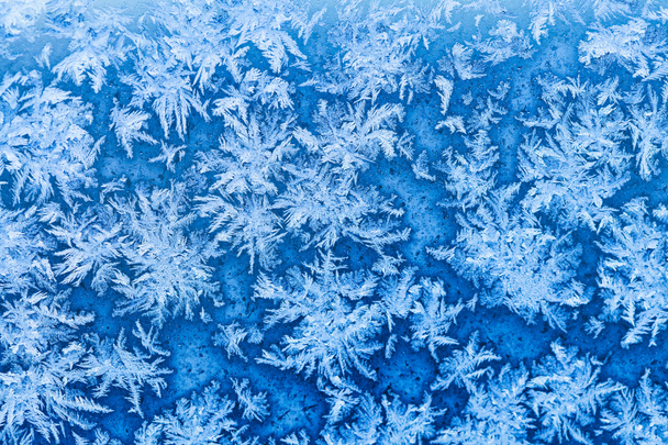 kar taneleri ve Frost'un üzerinde kış penceresinde Kapat - Fotoğraf, Görsel