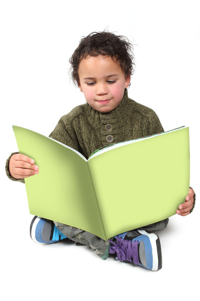 маленький мальчик читает книгу - Фото, изображение