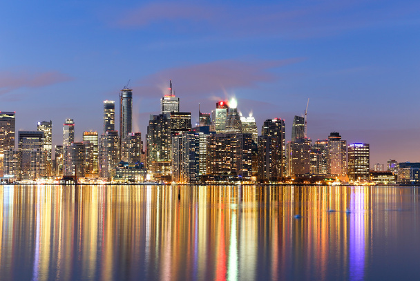 Bâtiments du centre-ville de Toronto au crépuscule
 - Photo, image