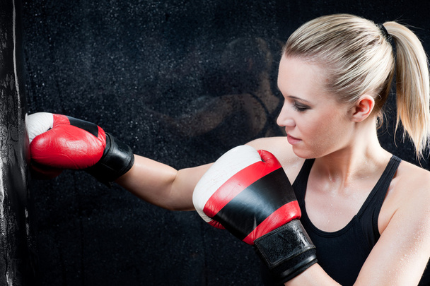 Boxing training woman in gym punching bag - Foto, imagen
