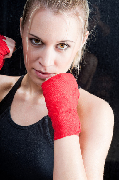 Boxing training blond woman sparring - Foto, afbeelding