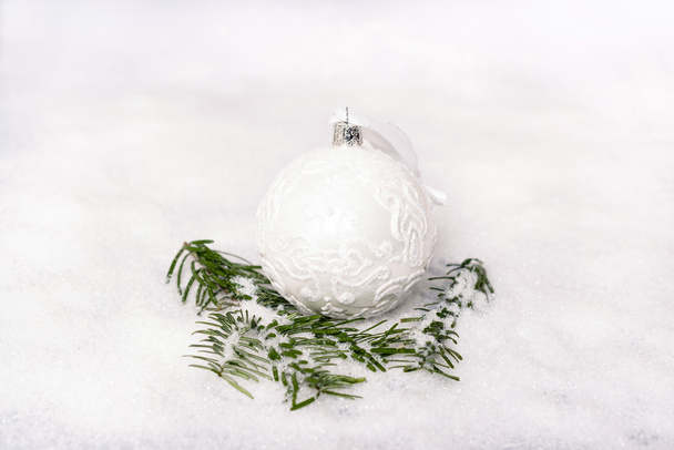 Palla di Natale e ramo di abete con neve
 - Foto, immagini