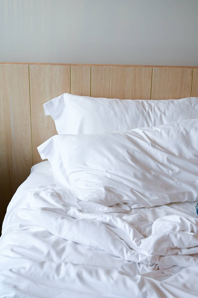 белая кровать и подушки в номере - Фото, изображение