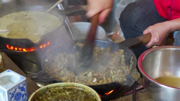 Šéfkuchař dělá Camellia oleifera, speciální jídlo Guilin, Guangxi, Čína - Záběry, video