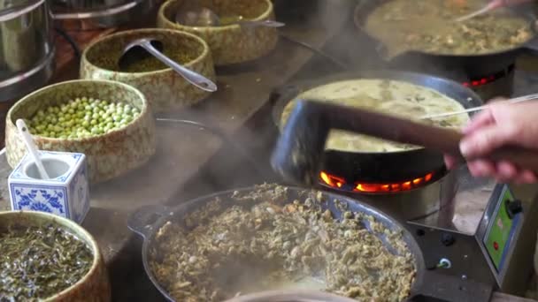Bir şef kamelya oleiferası yapıyor. Guilin, Guangxi, Çin 'in özel bir yemeği. - Video, Çekim