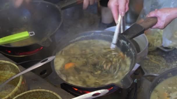 Um chef está fazendo Camellia oleifera, um prato especial de Guilin, Guangxi, China - Filmagem, Vídeo