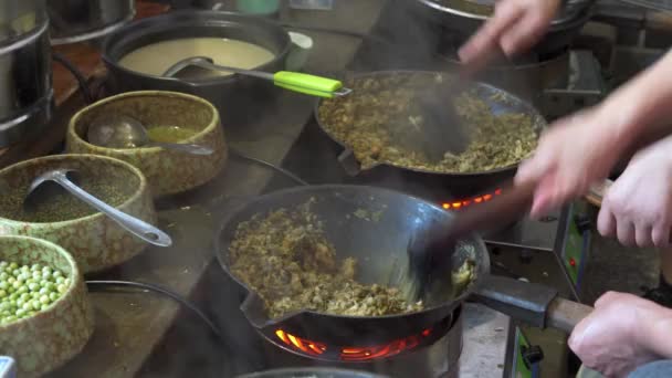 Een chef-kok maakt Camellia oleifera, een speciaal gerecht van Guilin, Guangxi, China - Video
