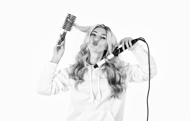 eco friendly salon. sexy woman has long curly blond hair. girl at hairdresser. Woman With Long Blonde Wavy Hair Ironing It. New hairstyle for today. fashion of beautiful lady. woman curling hair. - Foto, Bild