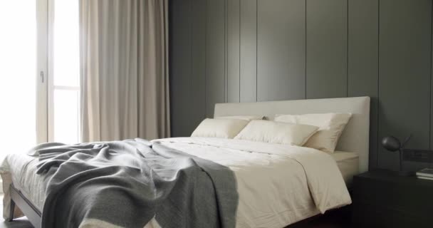 Kral yatağı olan zarif ve basit bir yatak odası. Zarif iç tasarım. Minimalist yatak odası. Modern Hotel Yatak Odası İçi ve Yastıklı Yatak. İç mekanın minimalist İskandinav tarzı. - Video, Çekim