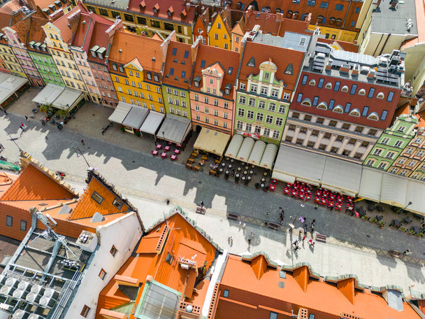 Yılan pençesi. Aşağı Silezya Eyaleti 'nin Wroclaw başkentinin Modern ve Residential kısmının havadan görünüşü. Polonya. Avrupa.  - Fotoğraf, Görsel