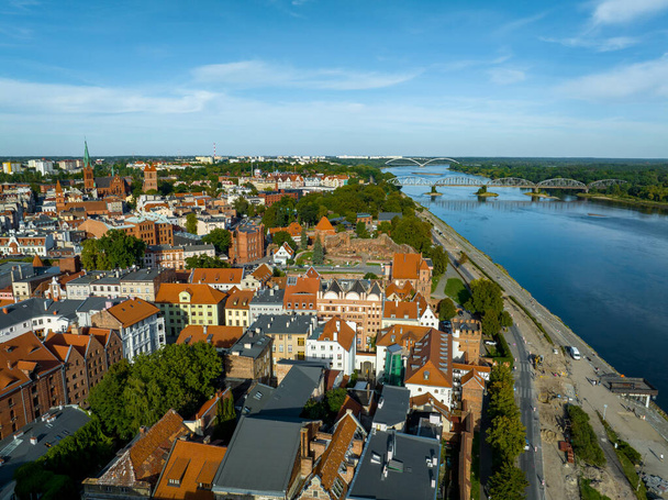 Torun vagyok. Torun óvárosának légi kilátása. Visztula (Wisla) folyó híd és történelmi épületek a középkori város Torun. Kuyavia-pomerániai vajdaság - Fotó, kép